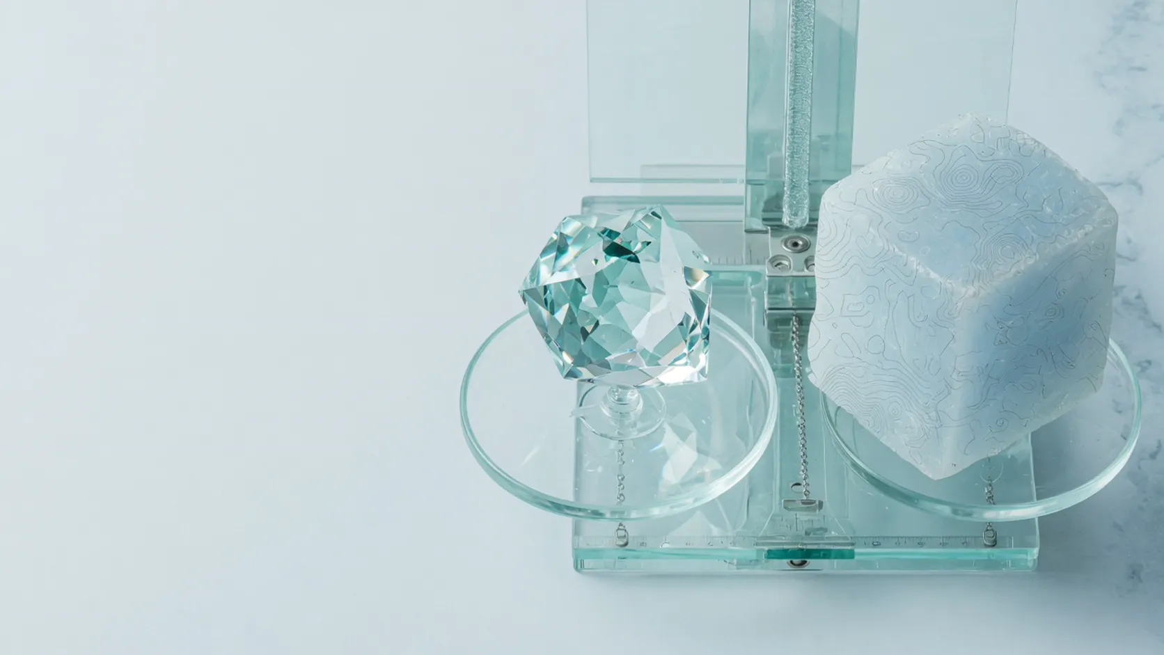 Cristal e cubo em equilíbrio